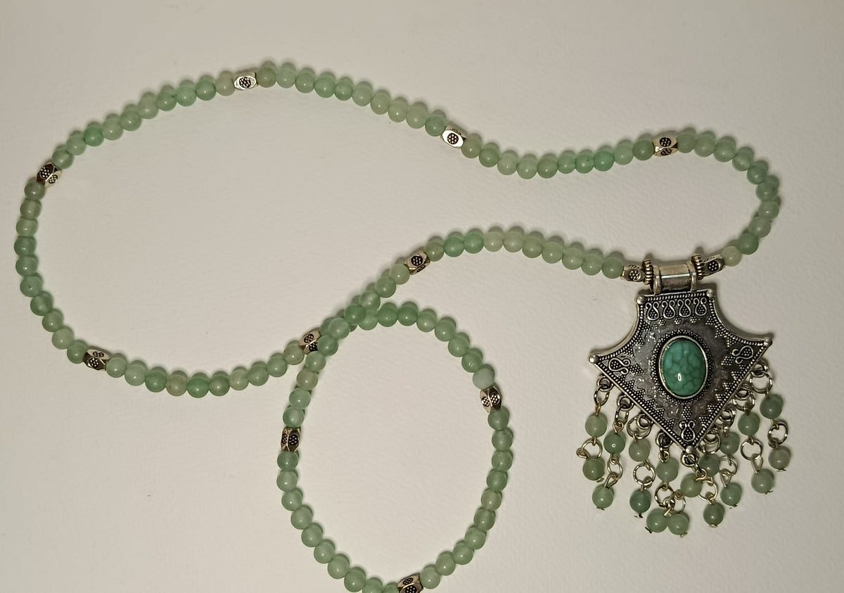 Collier artisanal en aventurine verte avec pendentif ethnique argenté, vue entière