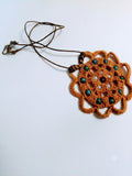 Collier Pendentif "MANDALA" : Coton Crocheté Marron & Perles d'Art (32 cm)
