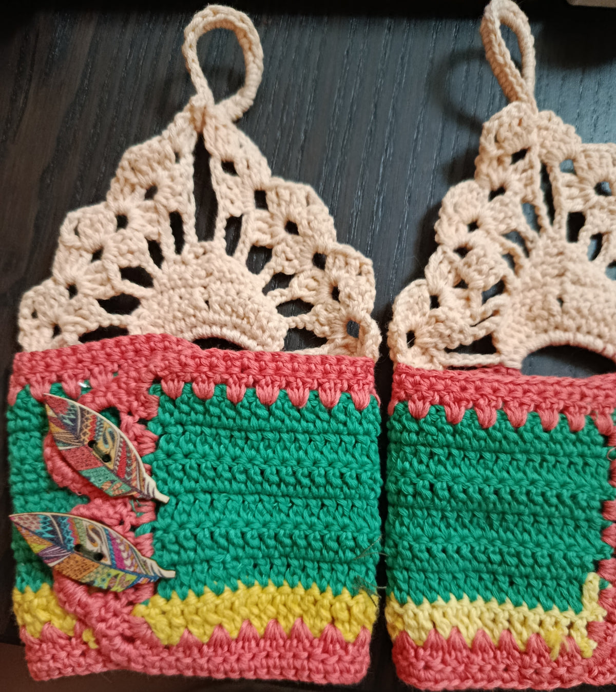 Manchettes bohèmes au crochet – Poignets dentelle et boutons plumes, Accessoire ethnique & coloré