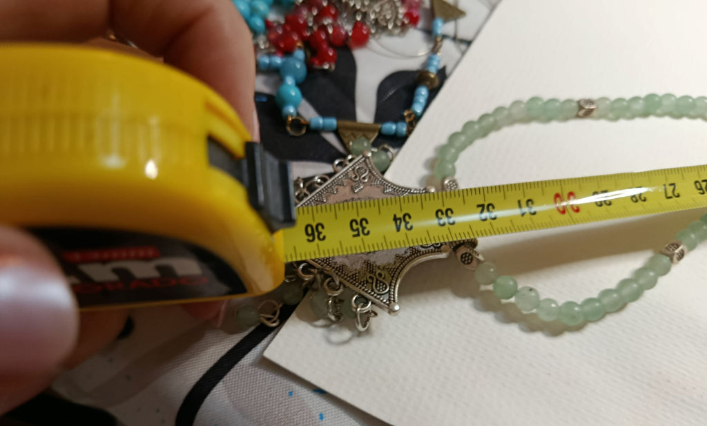 Dos du pendentif et finitions du collier artisanal en aventurine verte