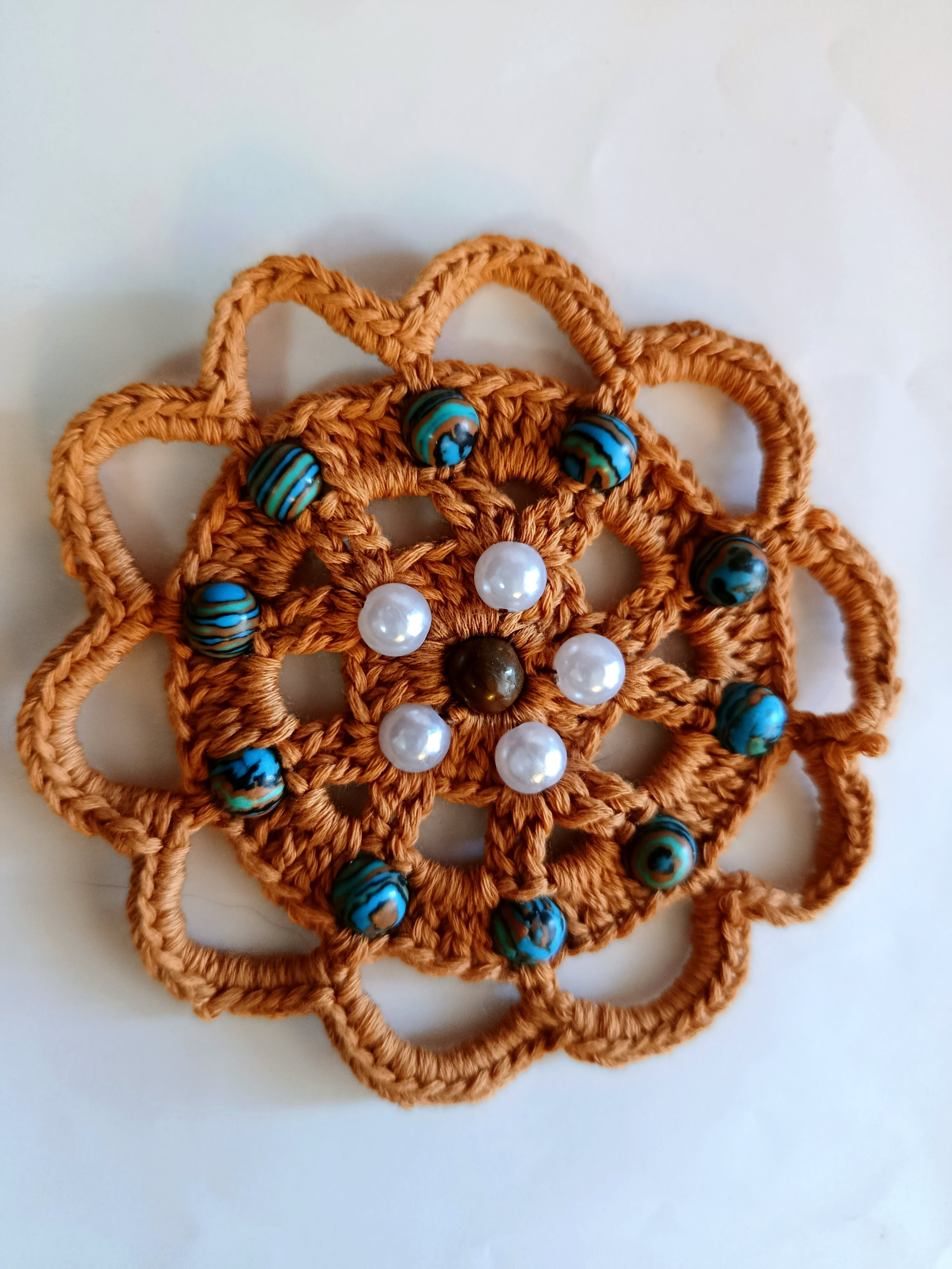 Collier Pendentif "MANDALA" : Coton Crocheté Marron & Perles d'Art (32 cm)