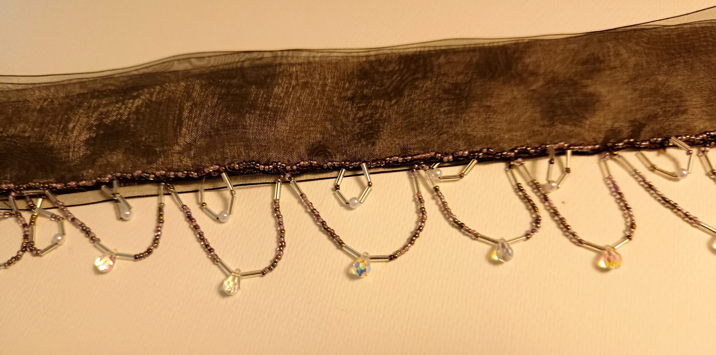 Collier Ras-de-Cou à Nouer en Organza et Pluie de Cristaux Gouttes – Couture Fait Main