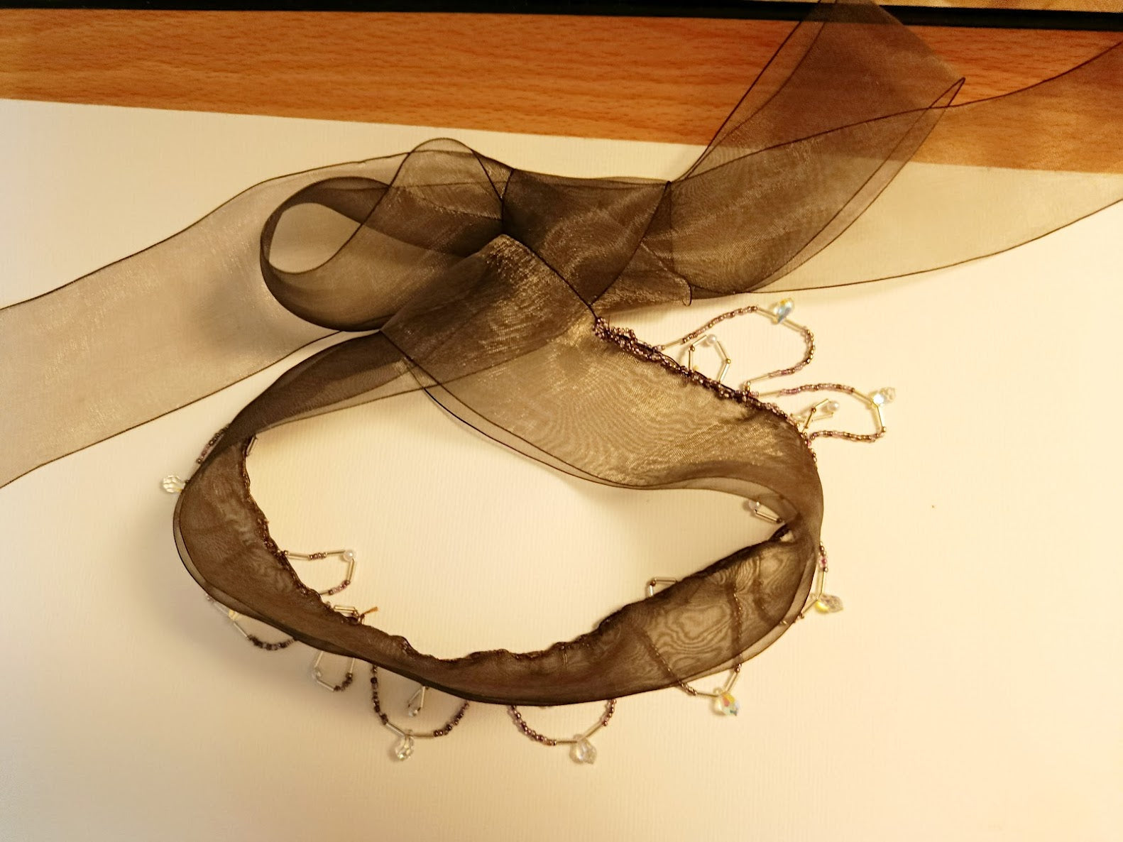Collier Ras-de-Cou à Nouer en Organza et Pluie de Cristaux Gouttes – Couture Fait Main