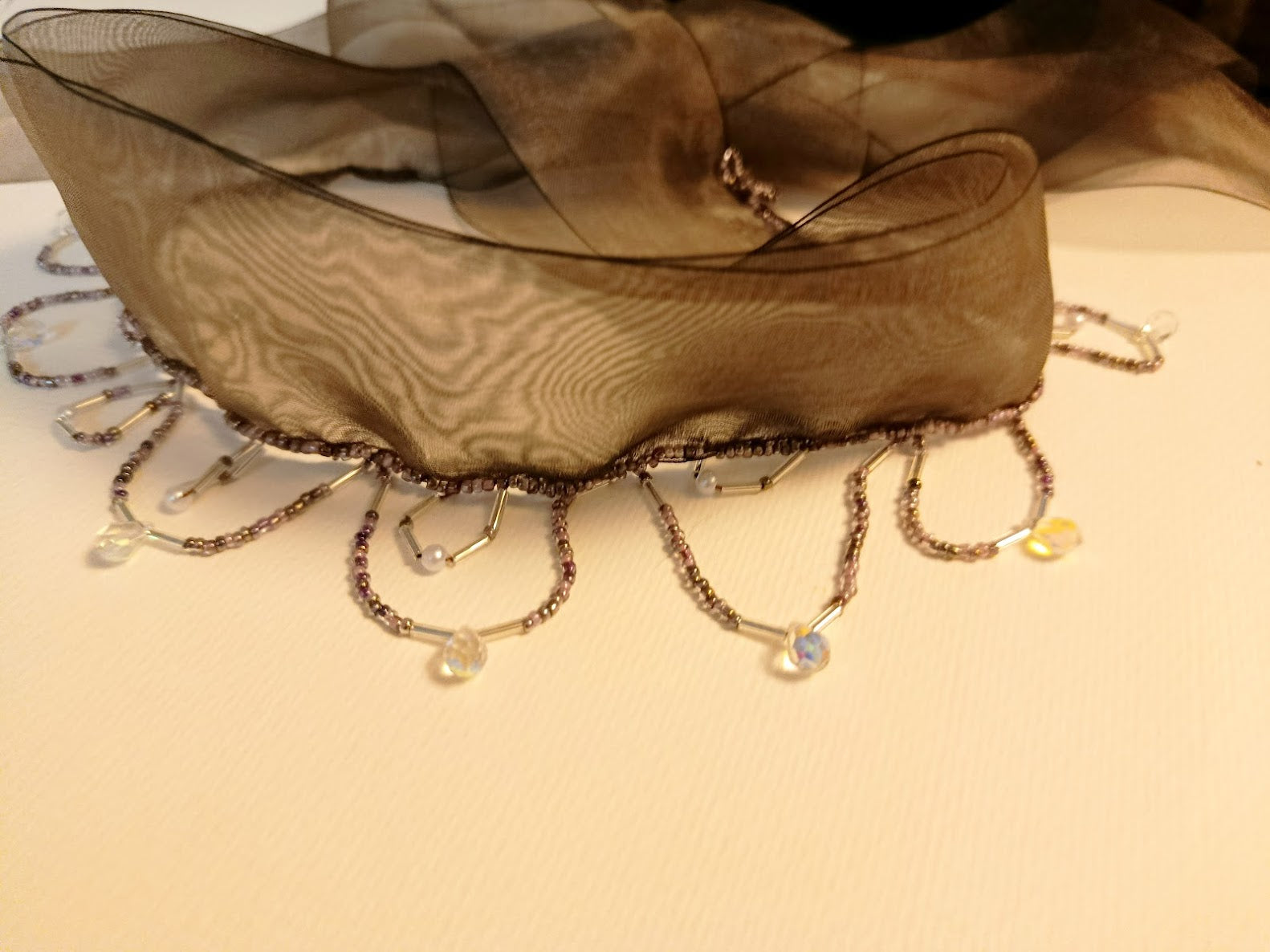 Collier Ras-de-Cou à Nouer en Organza et Pluie de Cristaux Gouttes – Couture Fait Main