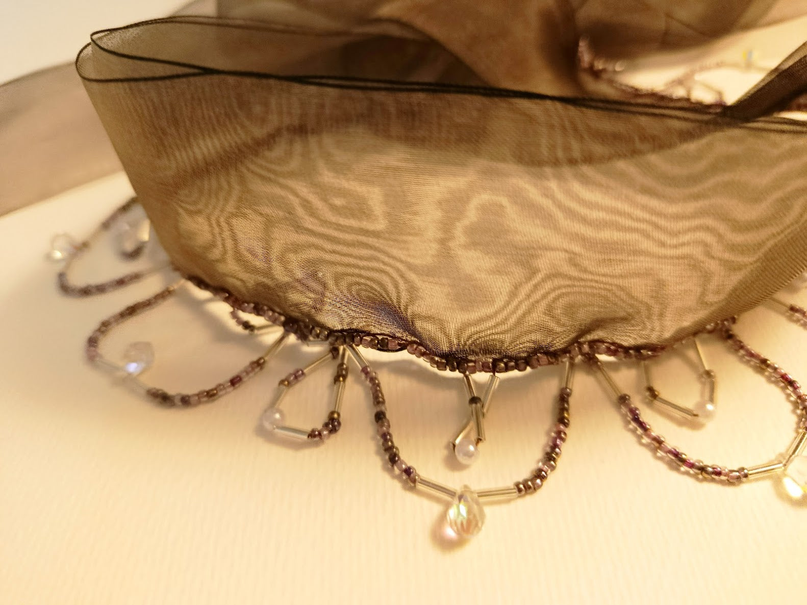 Collier Ras-de-Cou à Nouer en Organza et Pluie de Cristaux Gouttes – Couture Fait Main