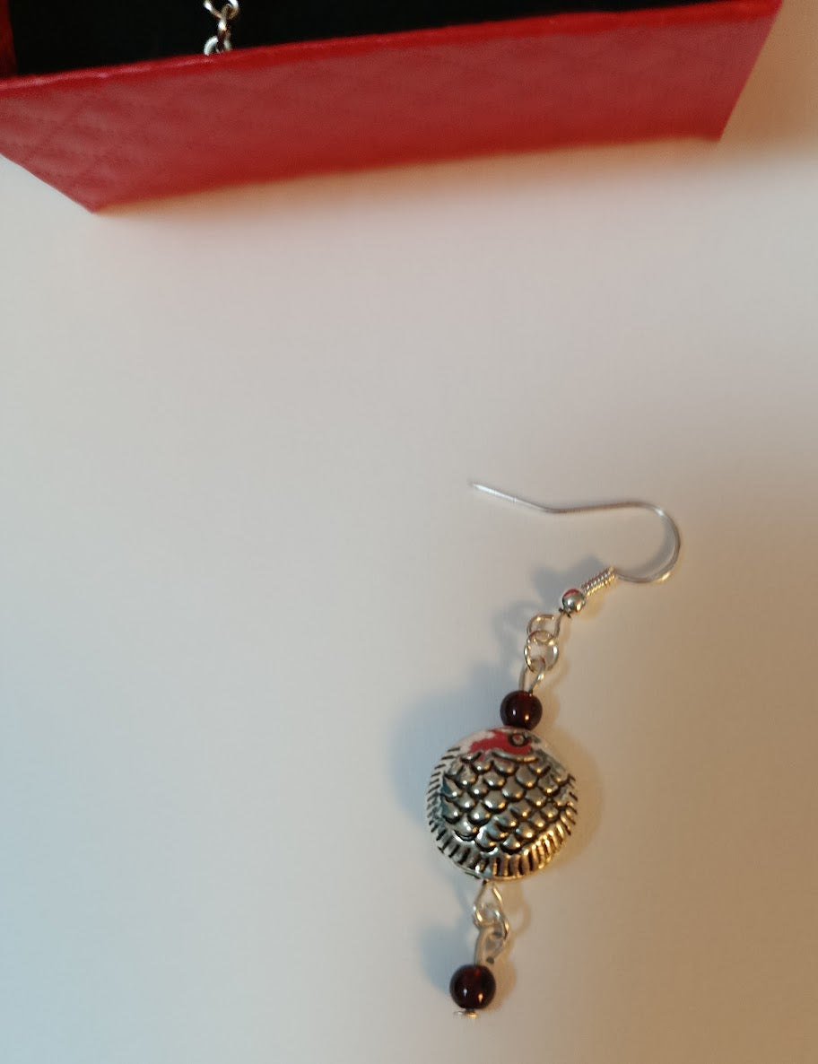 Boucles d'oreilles pendantes Poissons et perles de Grenat argenté