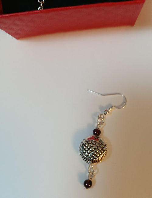 Boucles d'oreilles pendantes Poissons et perles de Grenat argenté