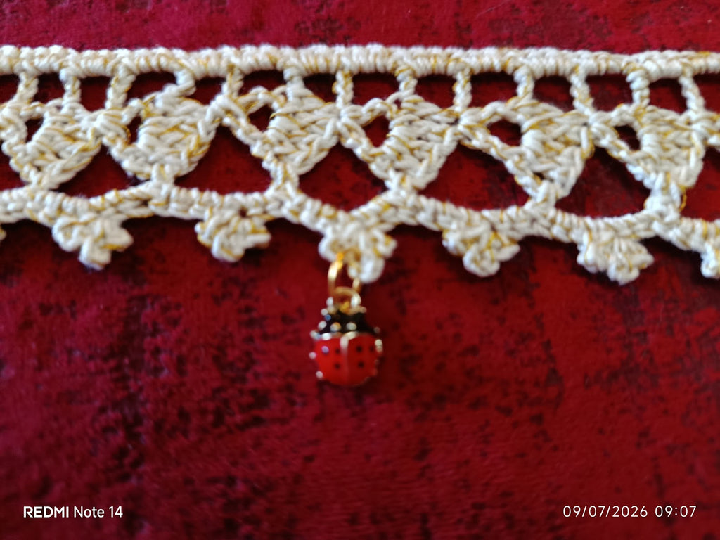 Choker "Coccinelle Bohème" – Dentelle de Coton fait main & Médaillon Chance