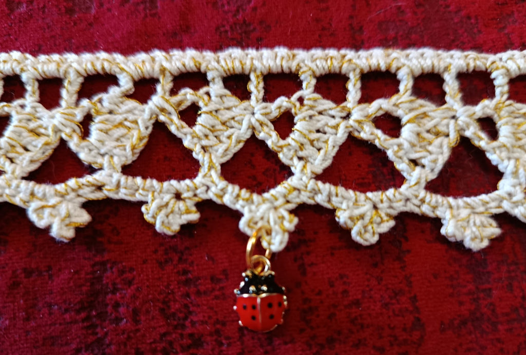 Choker "Coccinelle Bohème" – Dentelle de Coton fait main & Médaillon Chance