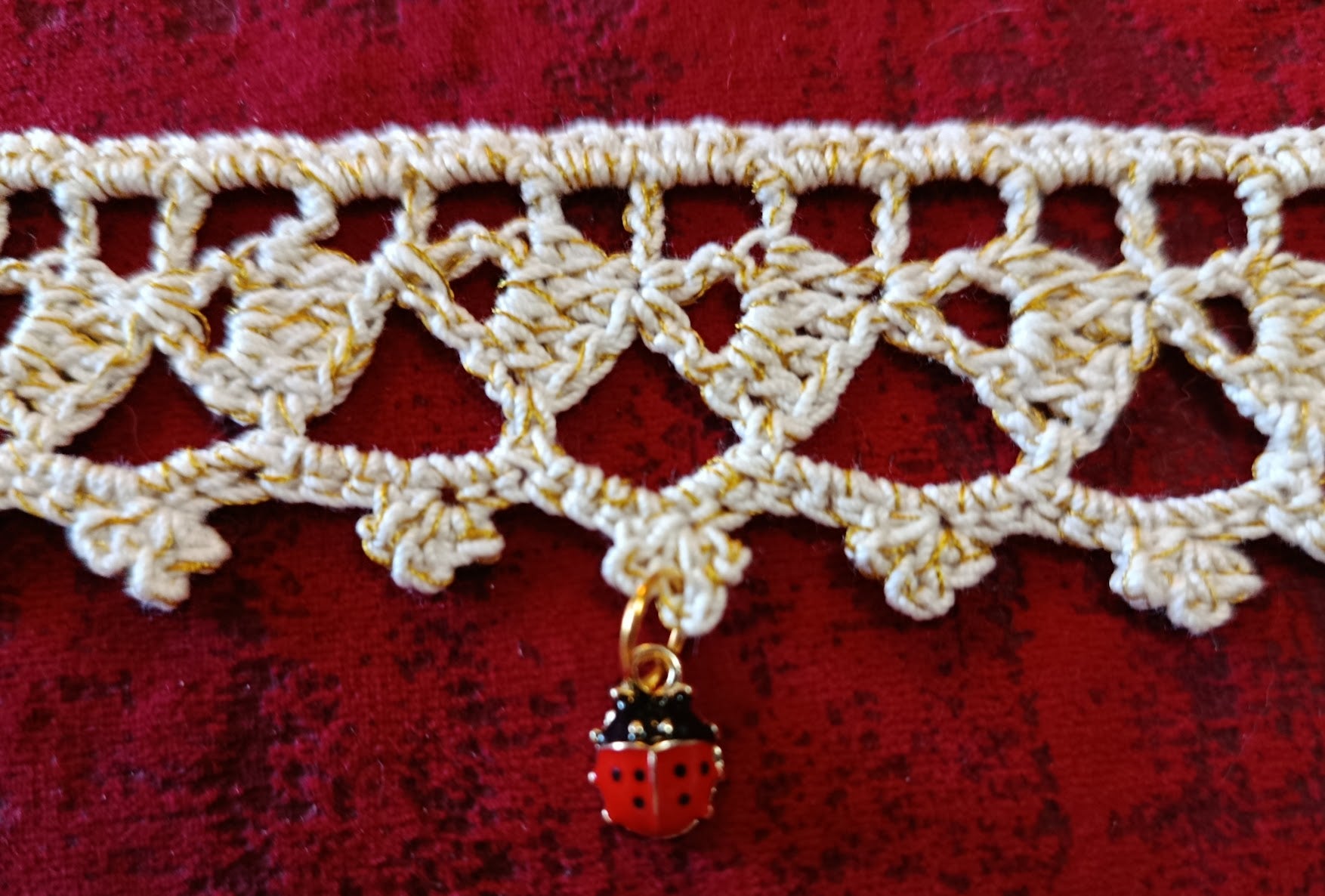 Choker "Coccinelle Bohème" – Dentelle de Coton fait main & Médaillon Chance