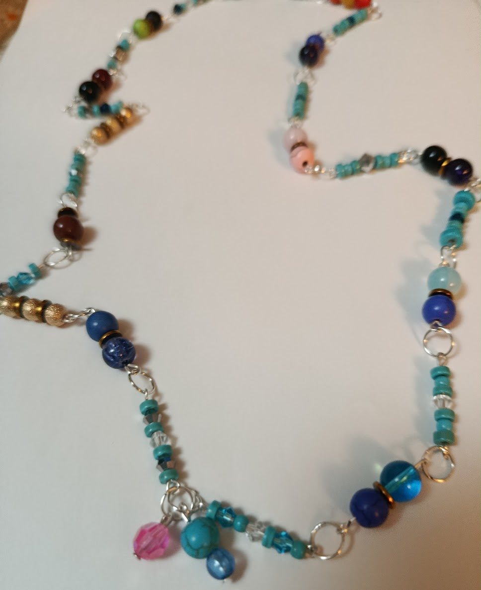 Collier long "Chemin Bleu" perles turquoise, cristal et breloques