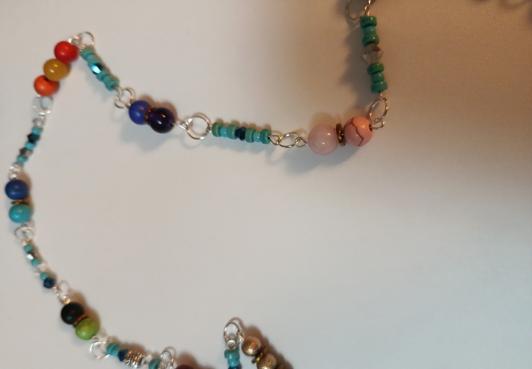 Collier long "Chemin Bleu" perles turquoise, cristal et breloques