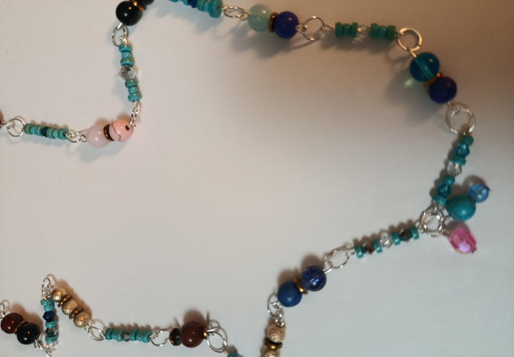 Collier long "Chemin Bleu" perles turquoise, cristal et breloques
