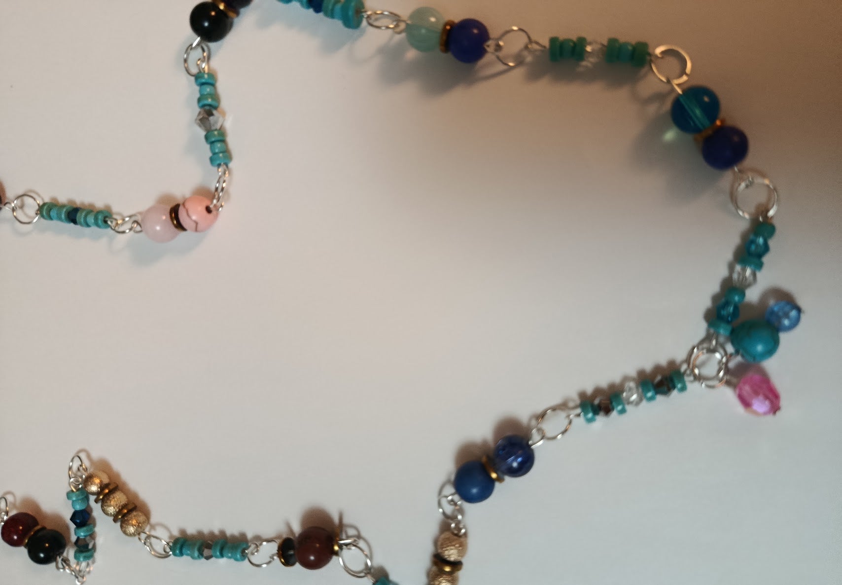 Collier long "Chemin Bleu" perles turquoise, cristal et breloques