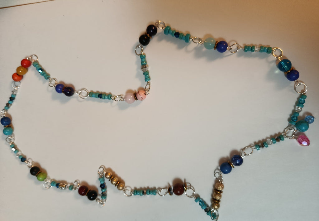 Collier long "Chemin Bleu" perles turquoise, cristal et breloques