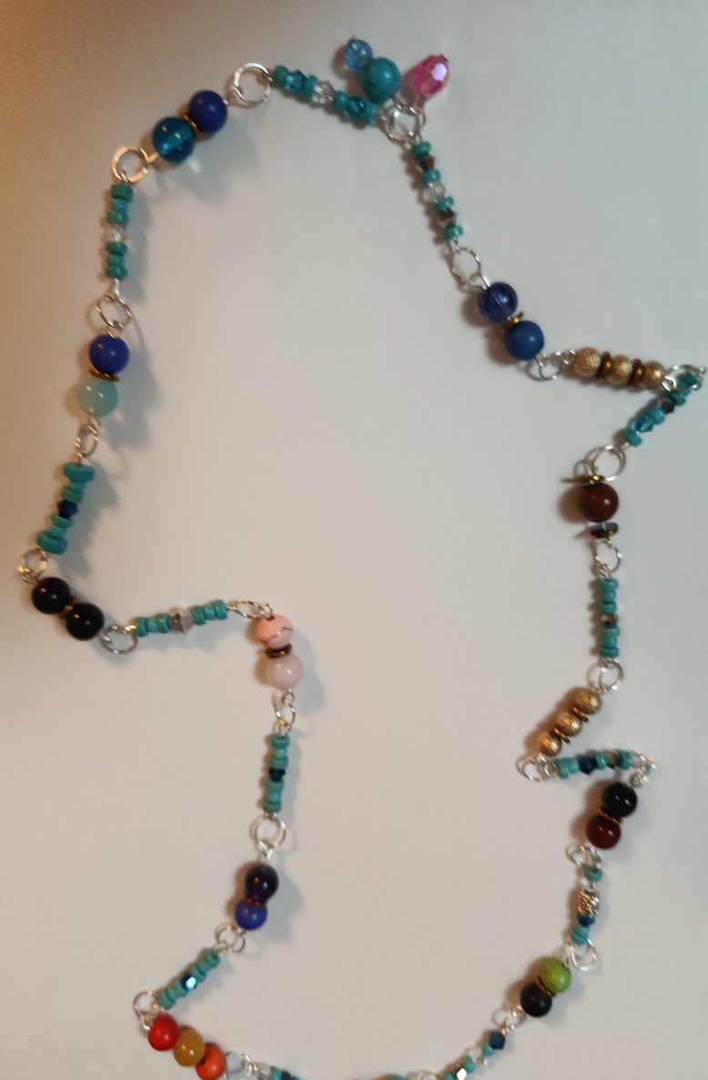 Collier long "Chemin Bleu" perles turquoise, cristal et breloques