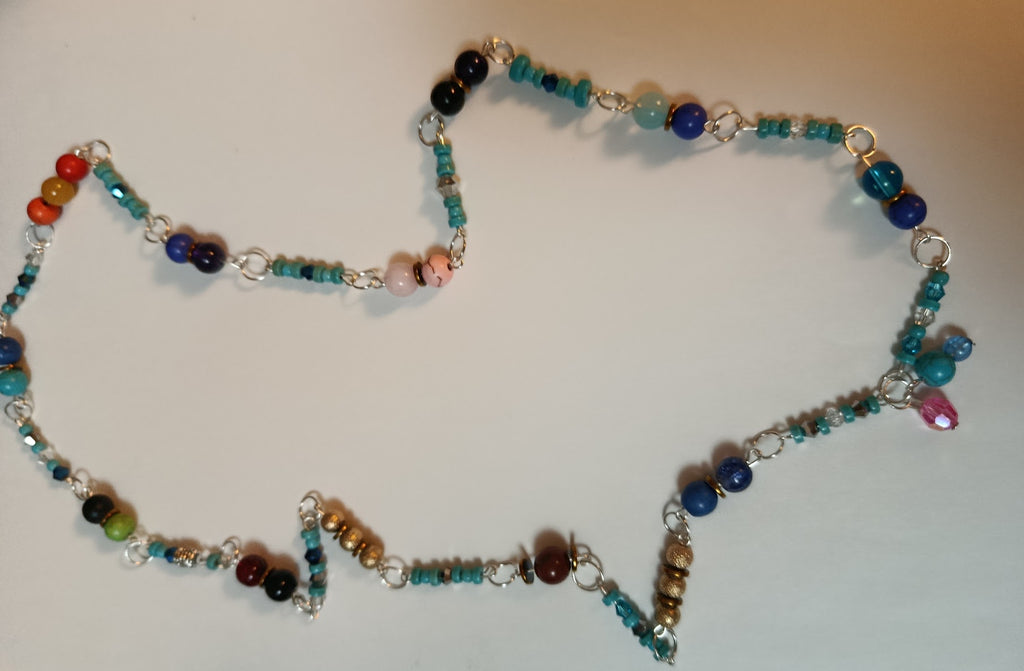 Collier long "Chemin Bleu" perles turquoise, cristal et breloques