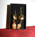 Boucles d'oreilles pendantes dorées et perles chatoyantes