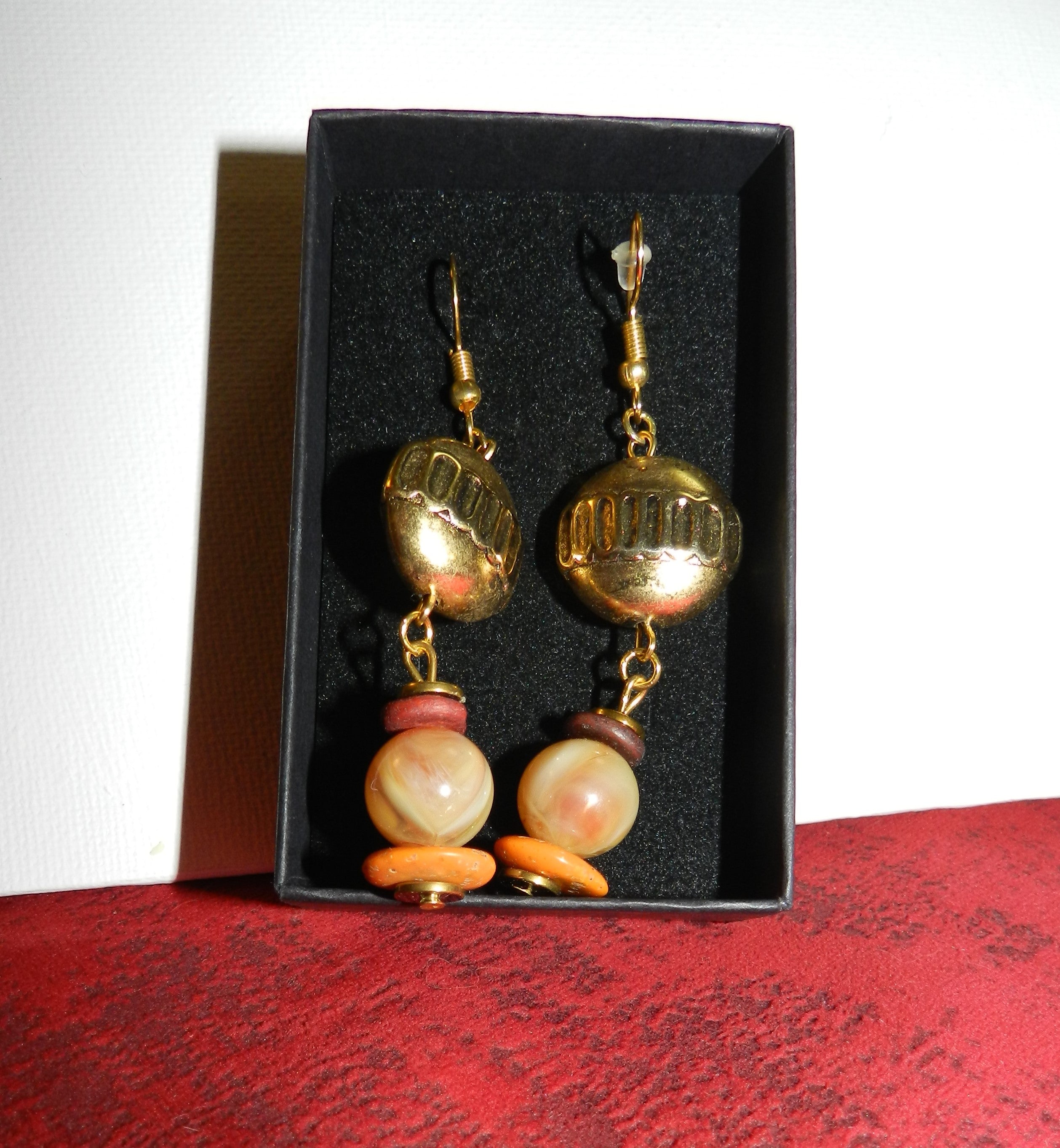 Boucles d'oreilles pendantes dorées et perles chatoyantes