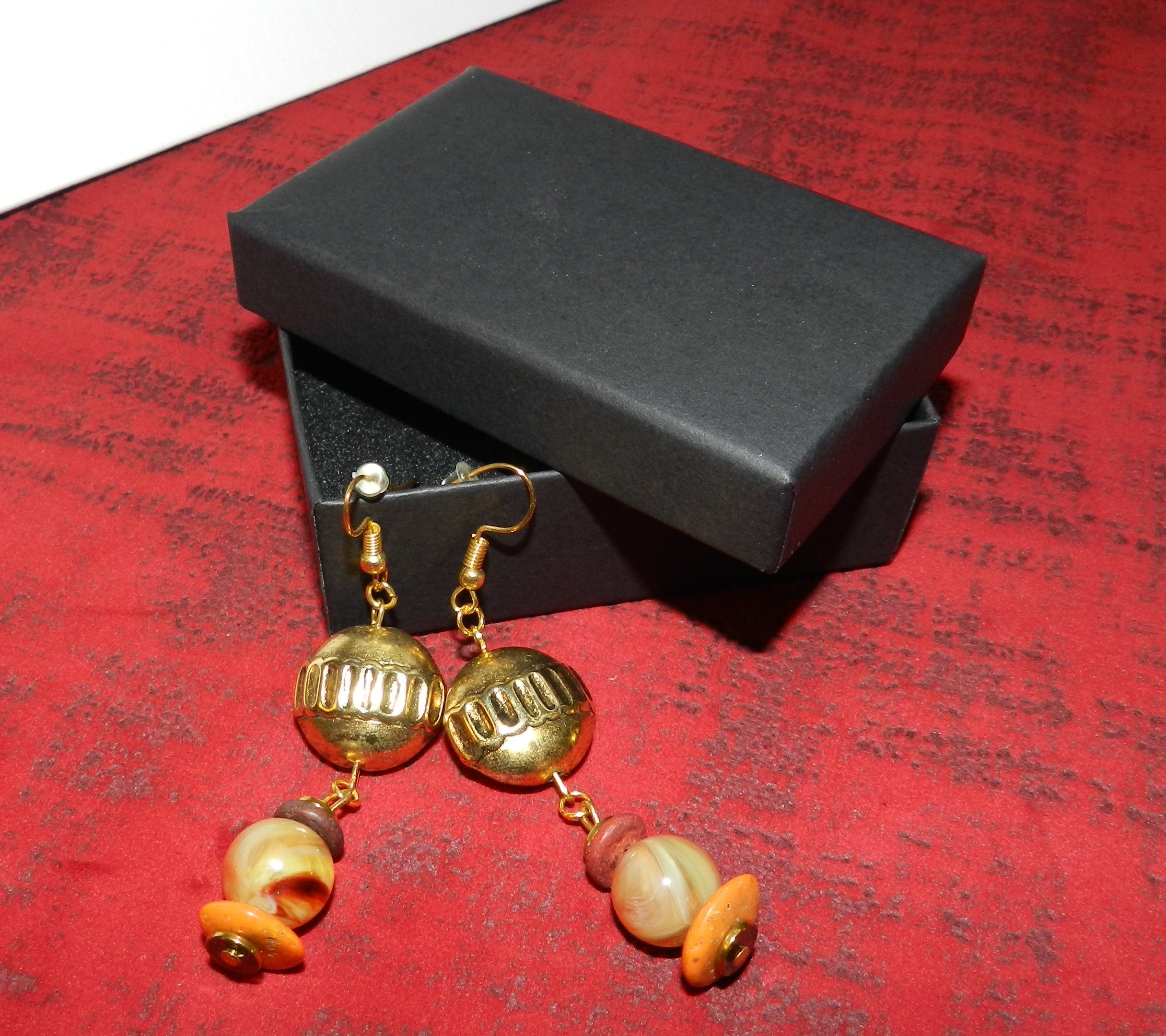 Boucles d'oreilles pendantes dorées et perles chatoyantes