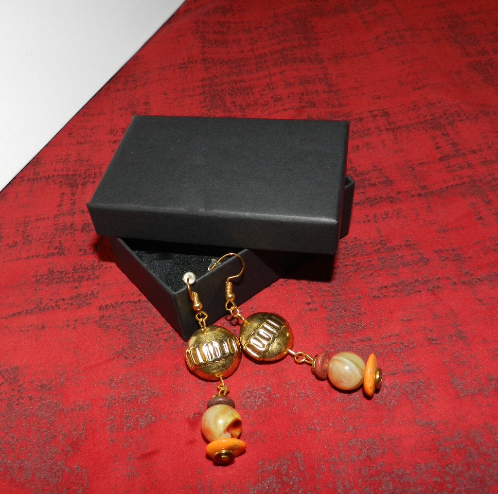 Boucles d'oreilles pendantes dorées et perles chatoyantes