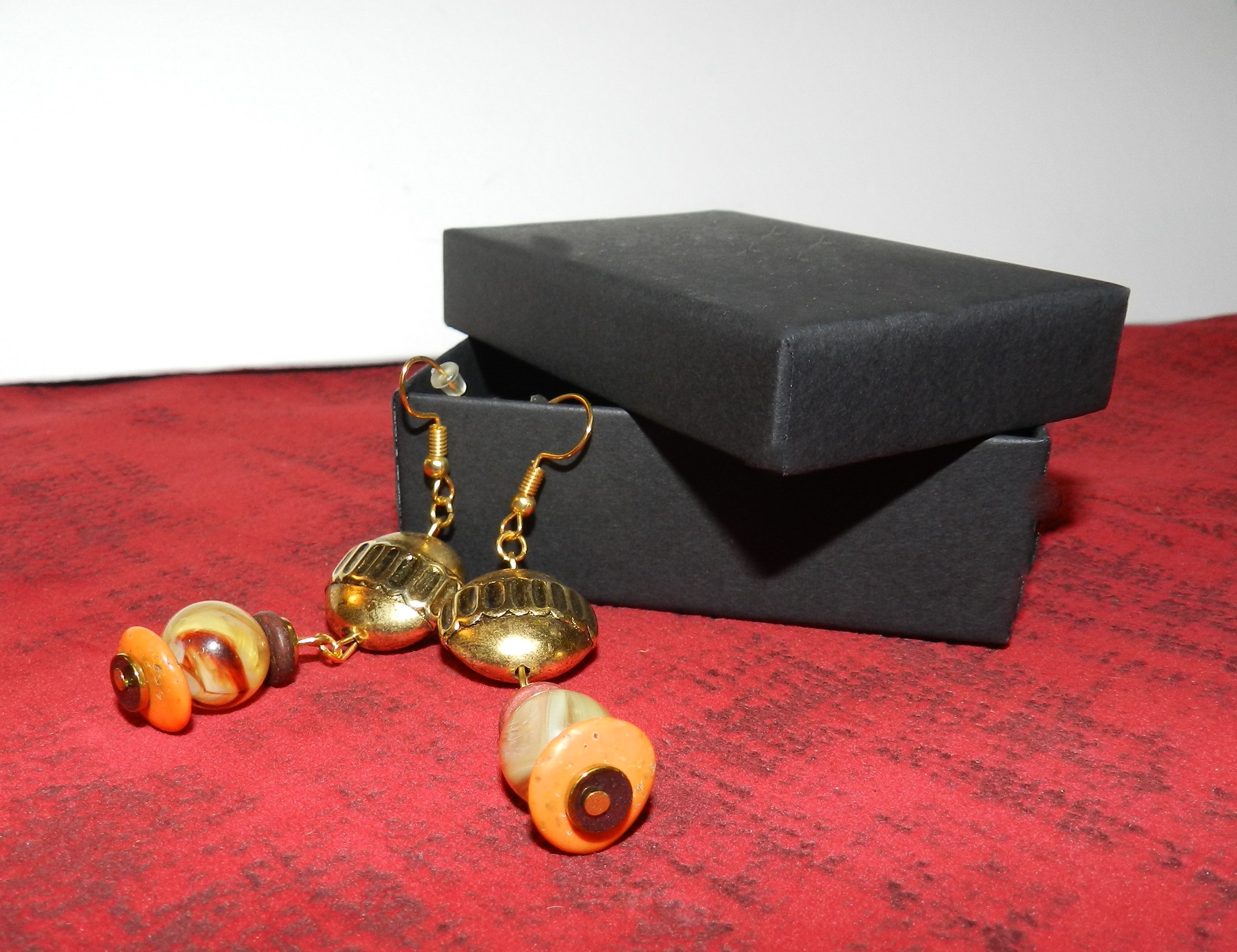 Boucles d'oreilles pendantes dorées et perles chatoyantes