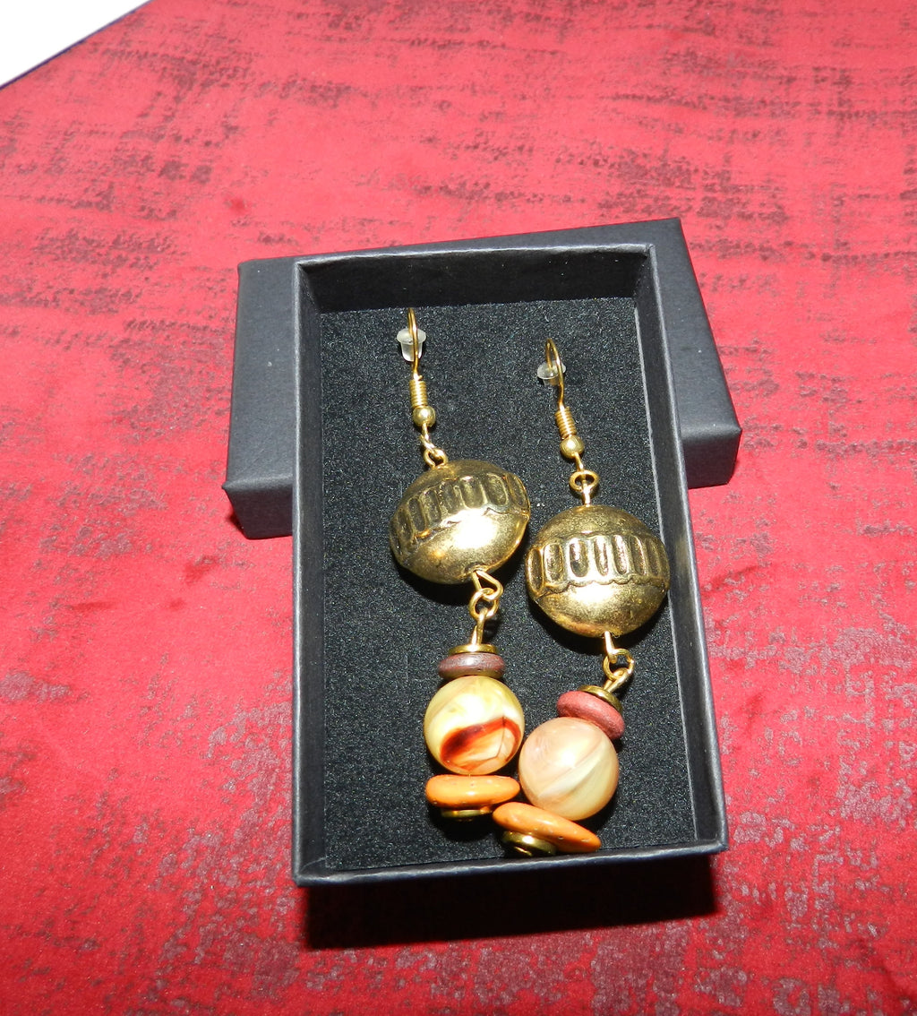 Boucles d'oreilles pendantes dorées et perles chatoyantes