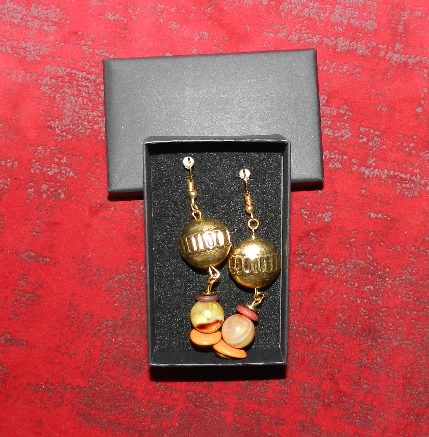 Boucles d'oreilles pendantes dorées et perles chatoyantes