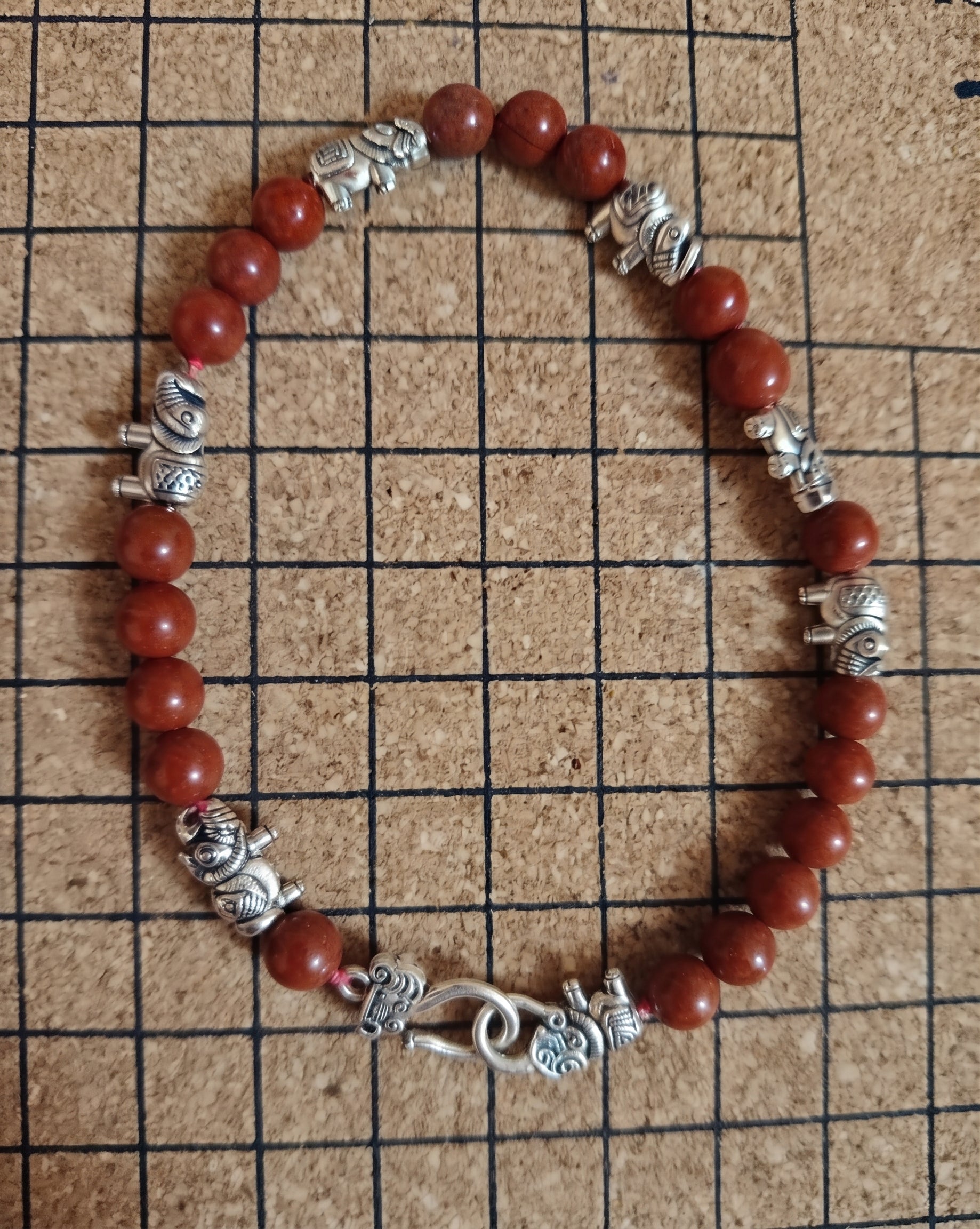 Bracelet en Jaspe Rouge "Gardien des Mémoires" et Éléphants d'Argent
