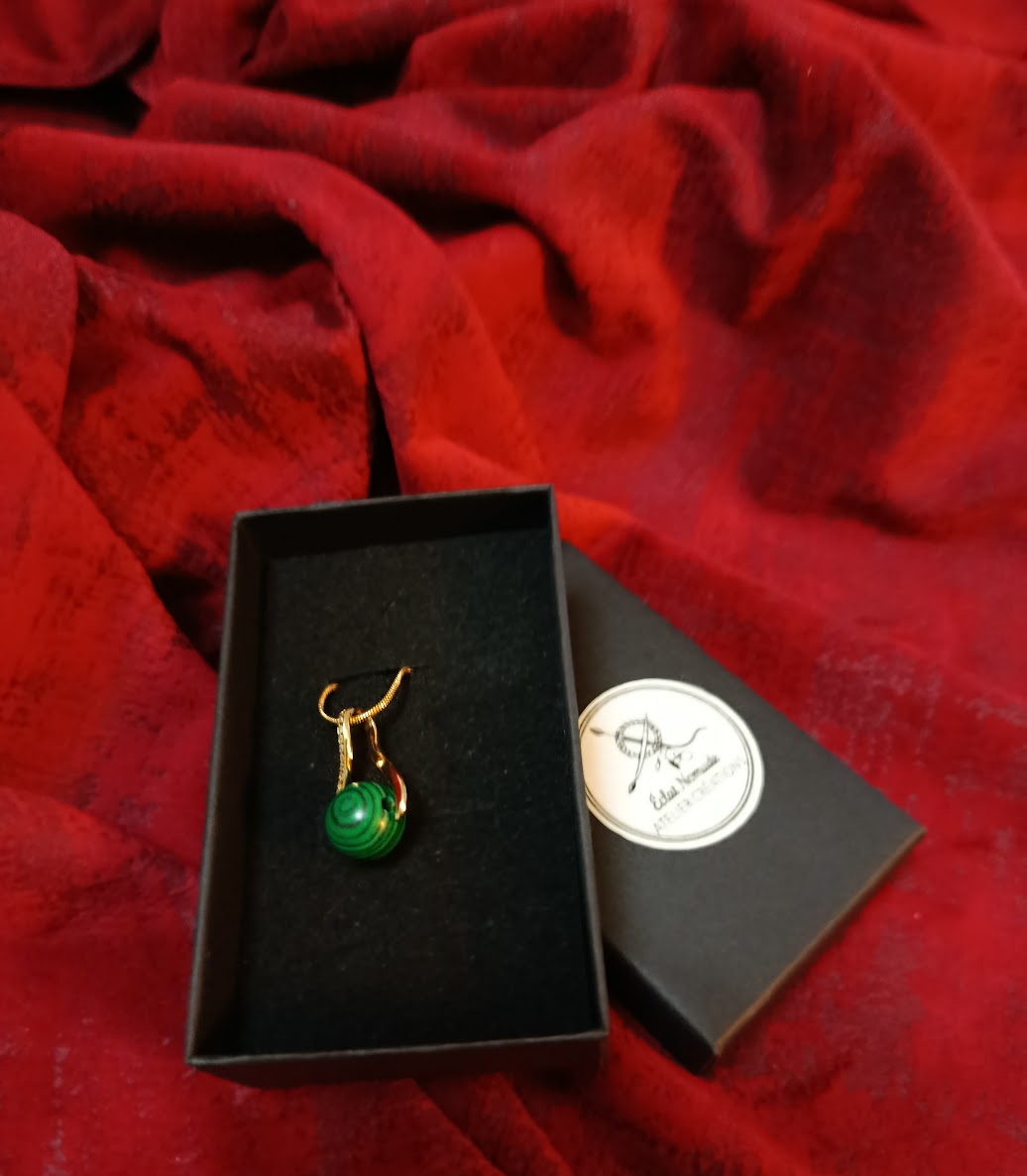 Collier complet plaqué or et pendentif en malachite naturelle présenté avec son écrin