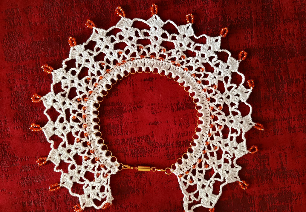 Collier "Éclat Solaire" – Crochet d'Art et Perles Lumineuses