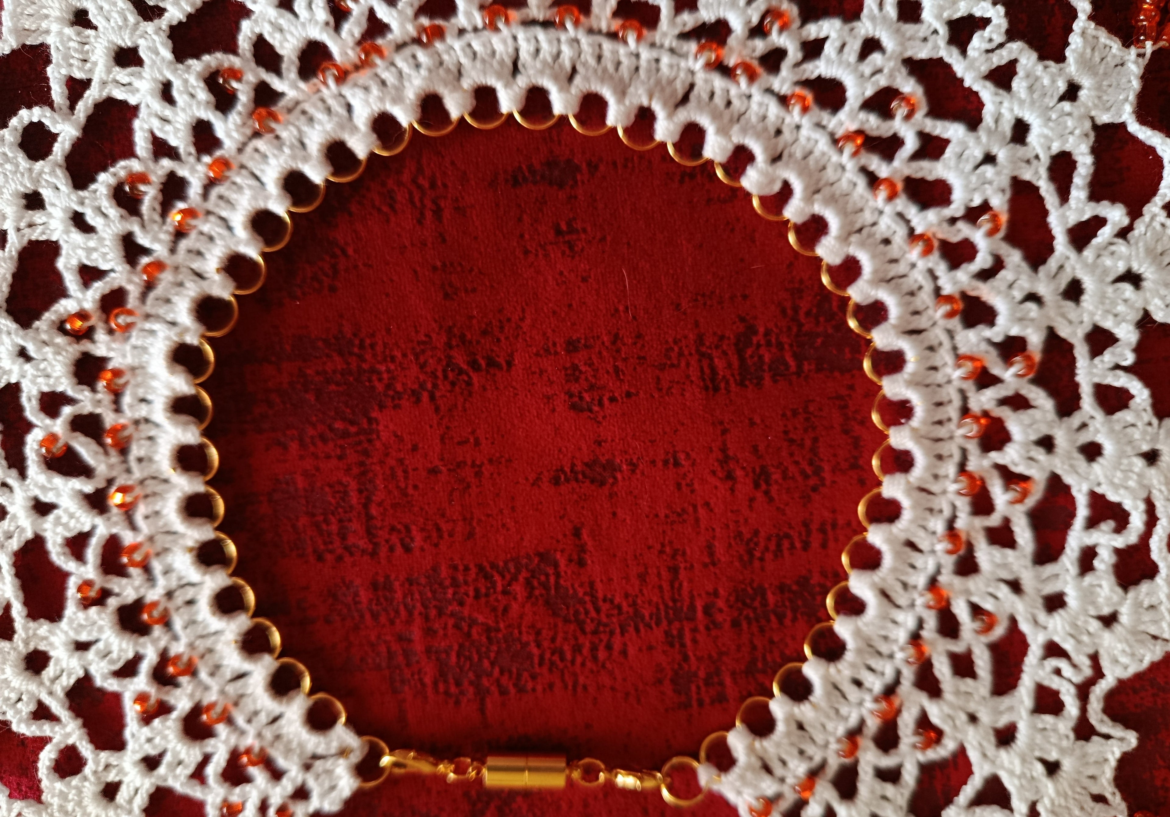 Collier "Éclat Solaire" – Crochet d'Art et Perles Lumineuses