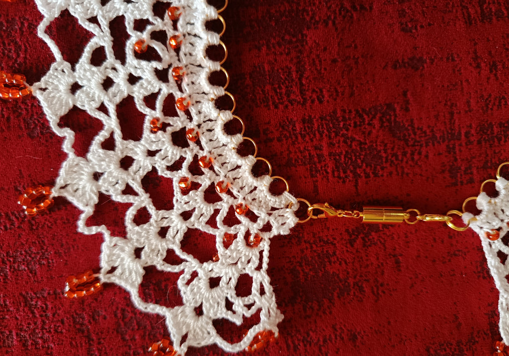 Collier "Éclat Solaire" – Crochet d'Art et Perles Lumineuses
