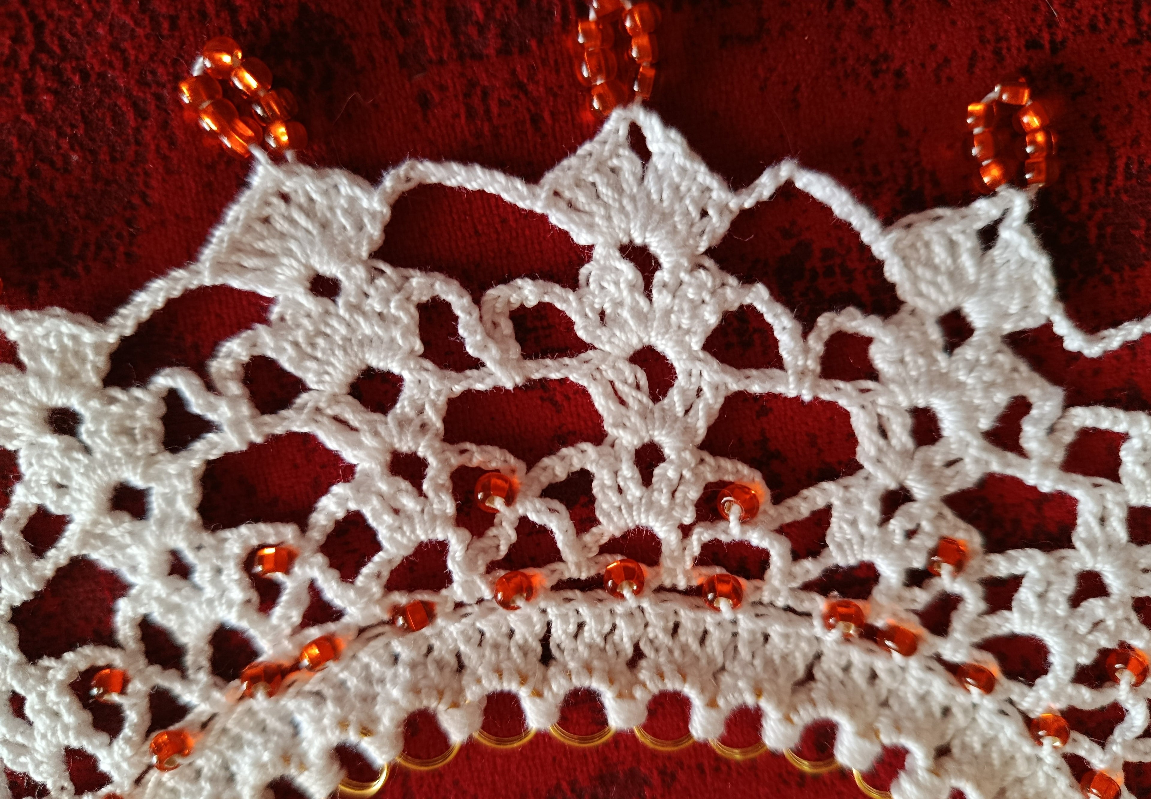 Collier "Éclat Solaire" – Crochet d'Art et Perles Lumineuses
