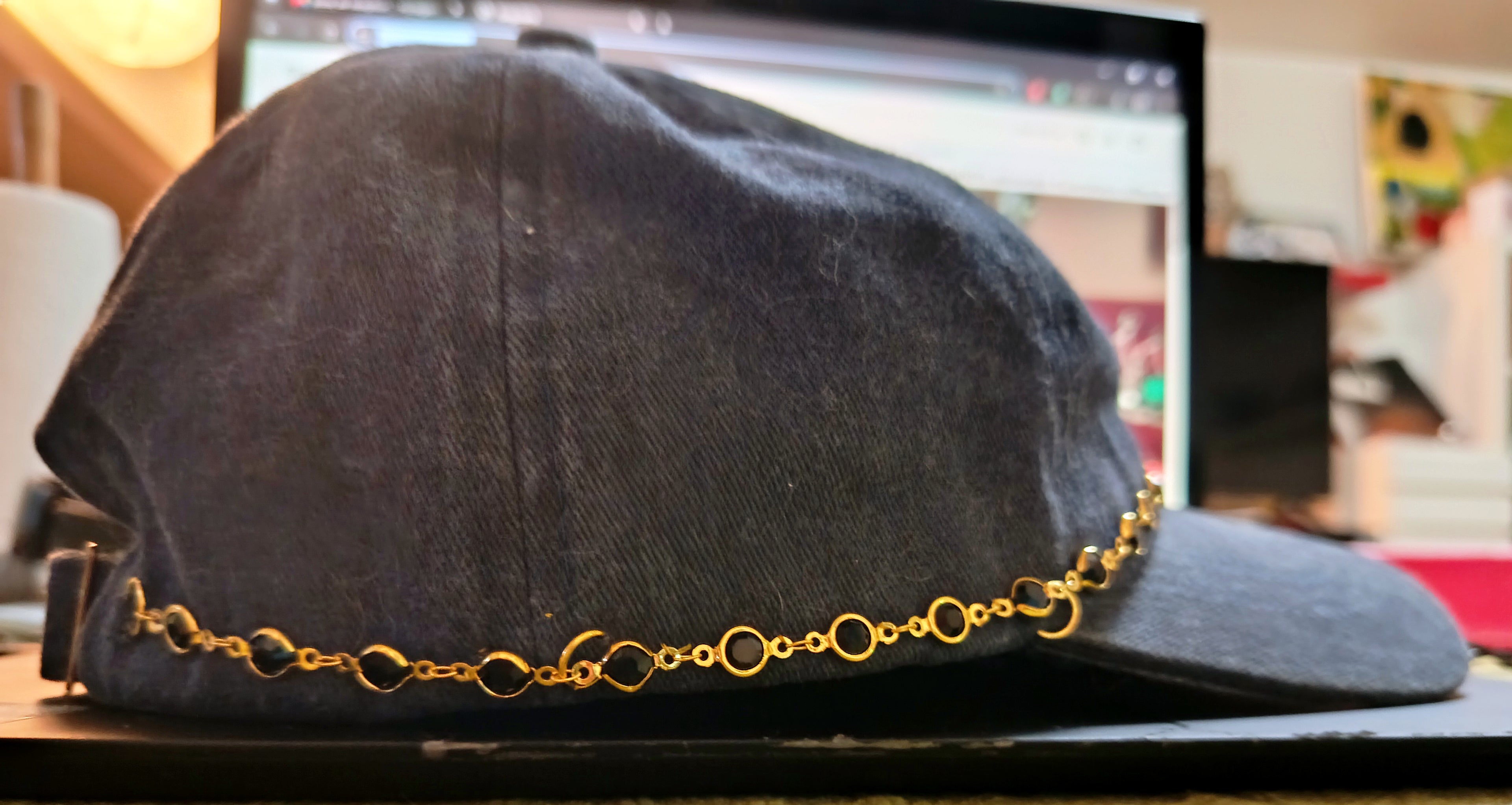 Casquette Custom en Toile de Jean & Chaîne Lunaire – Pièce Unique