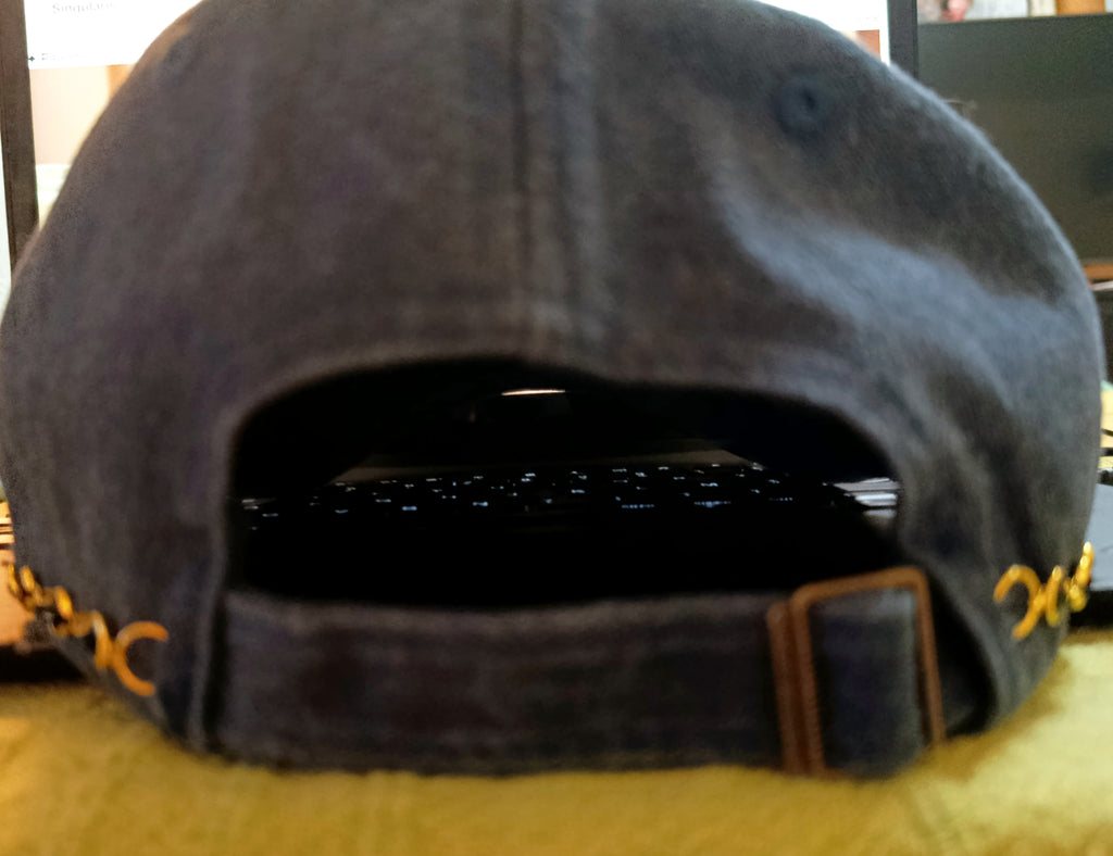 Casquette Custom en Toile de Jean & Chaîne Lunaire – Pièce Unique