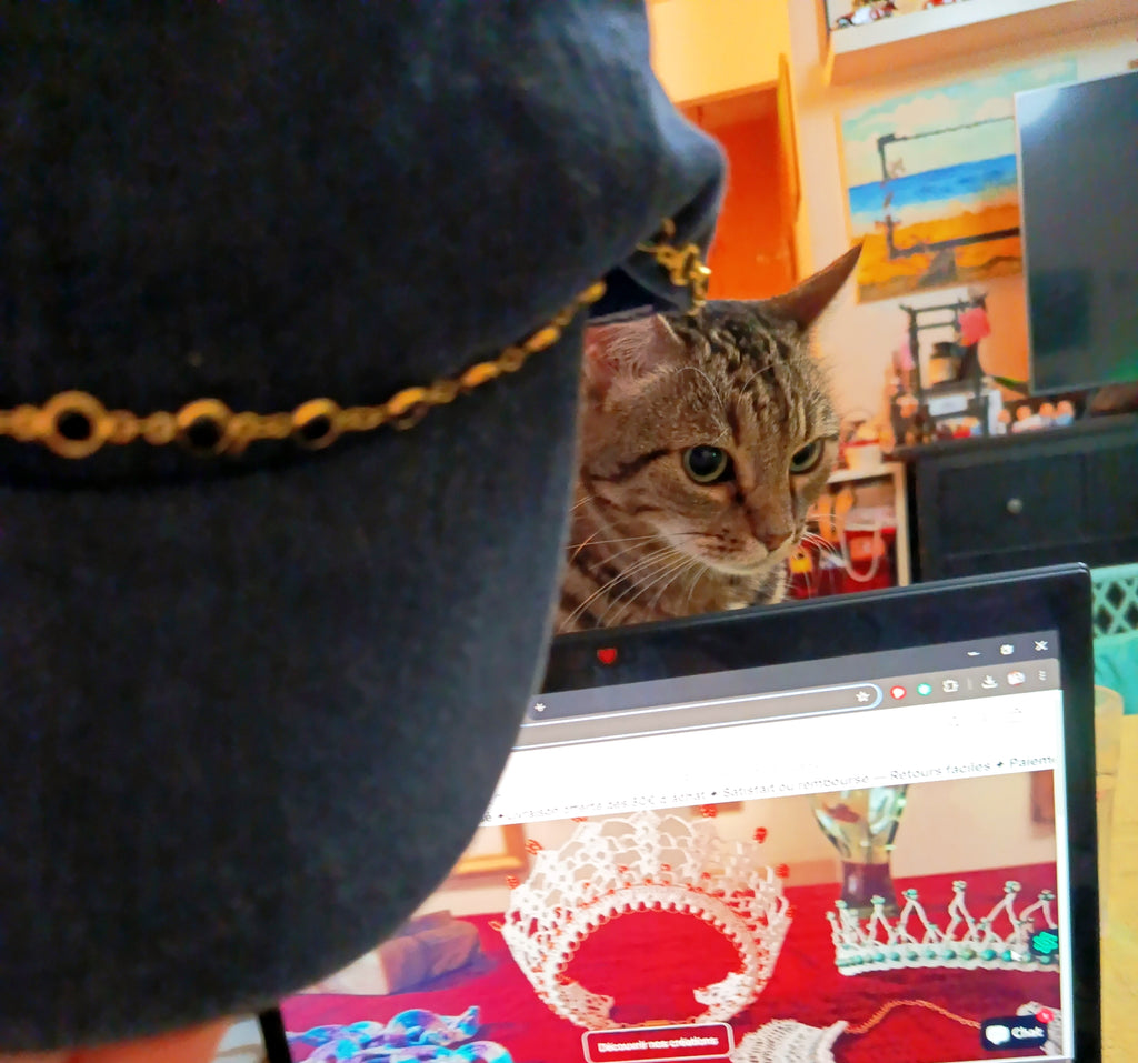Casquette Custom en Toile de Jean & Chaîne Lunaire – Pièce Unique