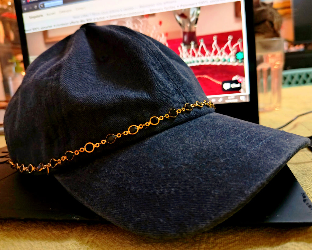 Casquette Custom en Toile de Jean & Chaîne Lunaire – Pièce Unique