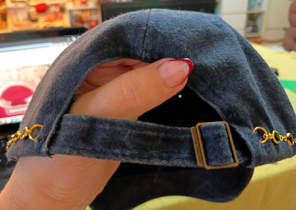 Casquette Custom en Toile de Jean & Chaîne Lunaire – Pièce Unique