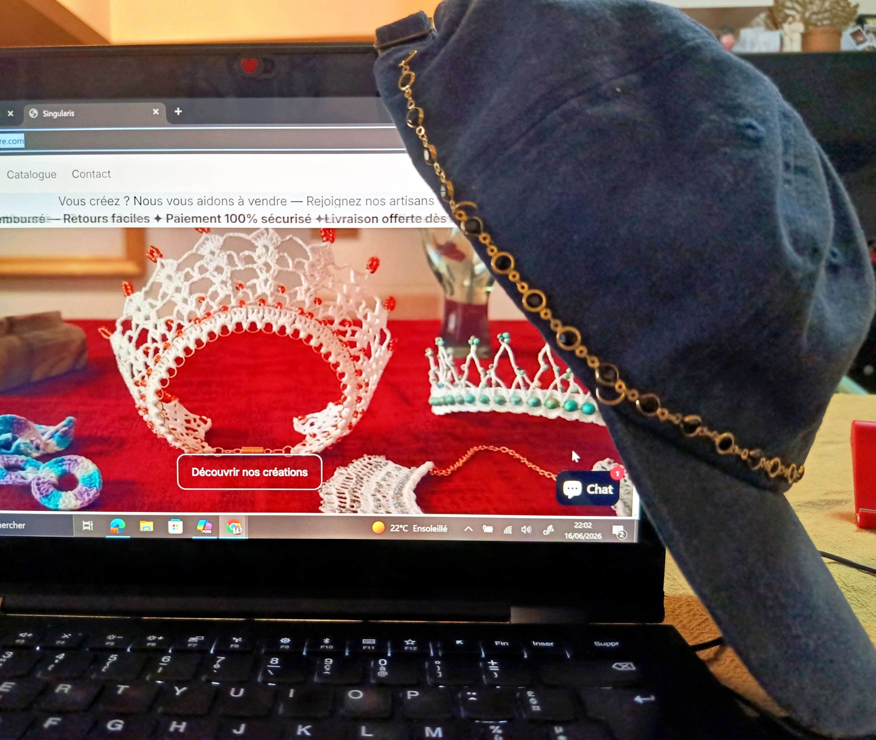 Casquette Custom en Toile de Jean & Chaîne Lunaire – Pièce Unique