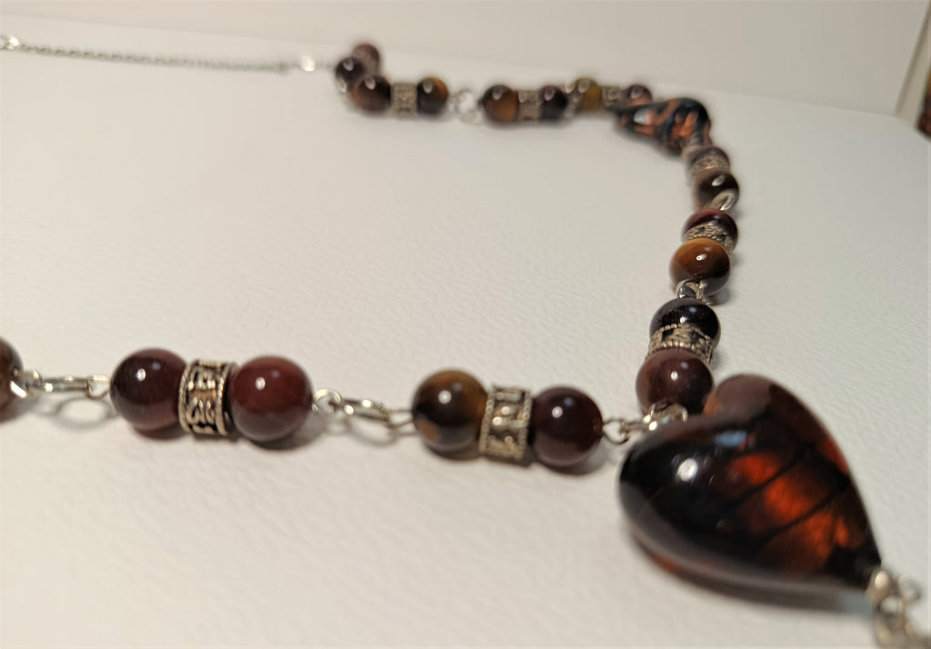Collier "Cœur Sauvage" en Œil de Tigre et Verre Artistique