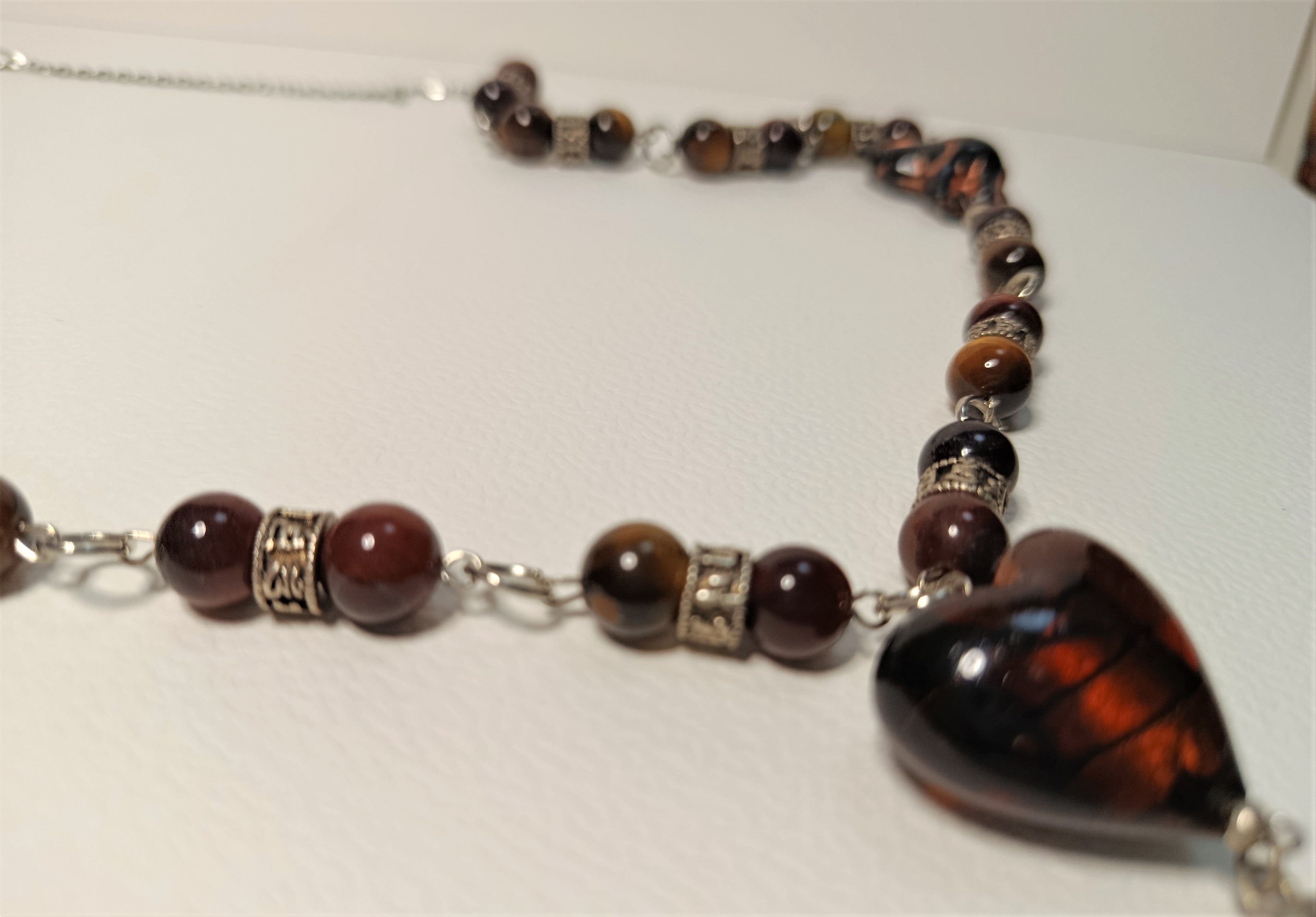Collier "Cœur Sauvage" en Œil de Tigre et Verre Artistique