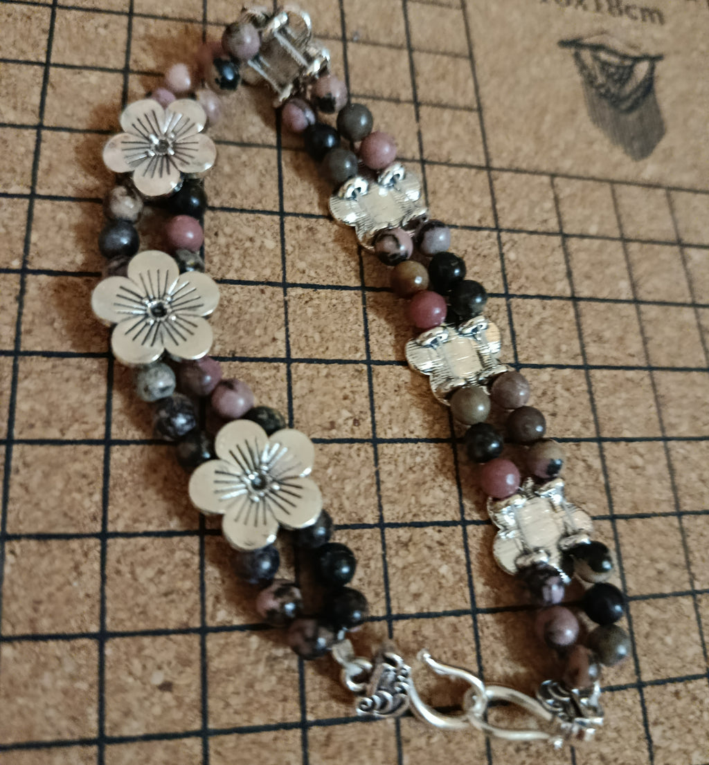 Bracelet Artisanal "Jardin de Printemps" en Rhodonite et Fleurs d'Argent