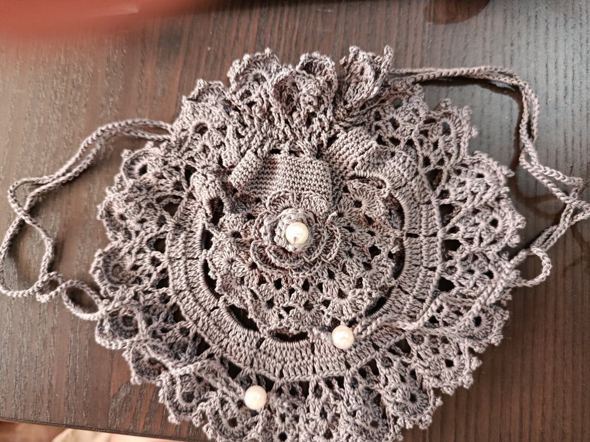 Sac rond artisanal Fleur de Perle au crochet, vue complète