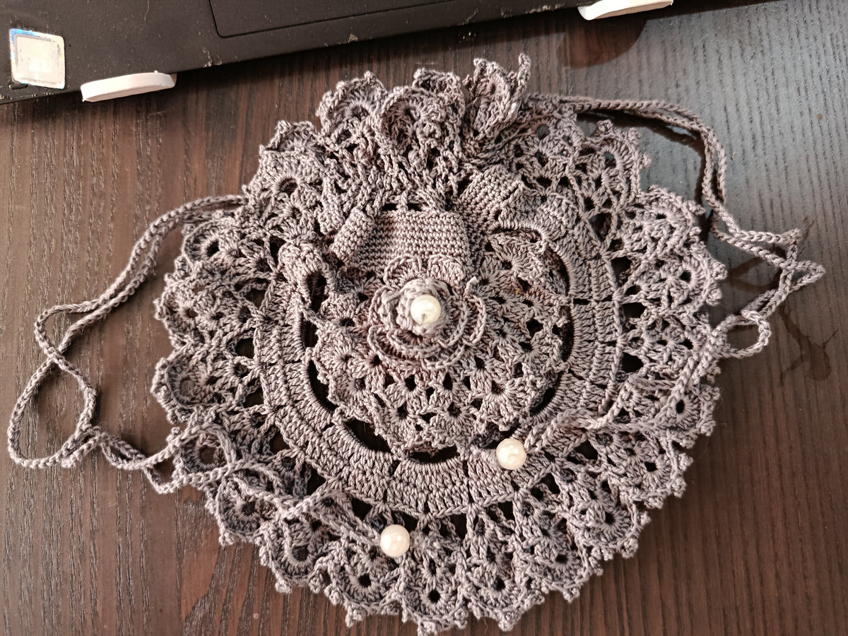 Détails du crochet ajouré et des perles du sac Fleur de Perle