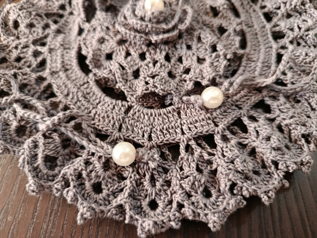 Gros plan sur la fleur centrale en crochet du sac Fleur de Perle