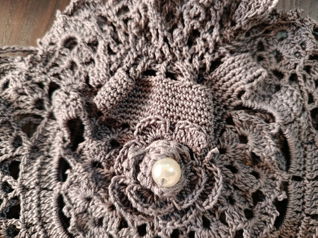 Dentelle au crochet et détails nacrés de Fleur de Perle