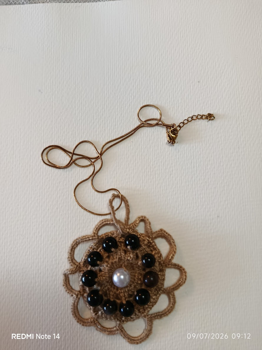 Collier Sautoir "Mandala Noir" – Pendentif Crocheté Main Perle d'Eau Douce & Cornaline Noire