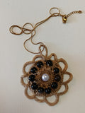 Collier Sautoir "Mandala Noir" – Pendentif Crocheté Main Perle d'Eau Douce & Cornaline Noire