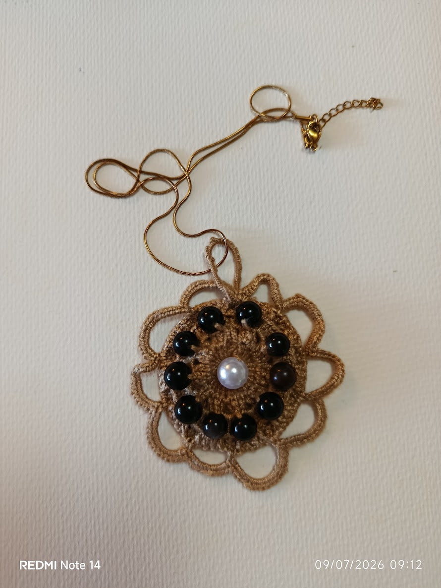 Collier Sautoir "Mandala Noir" – Pendentif Crocheté Main Perle d'Eau Douce & Cornaline Noire